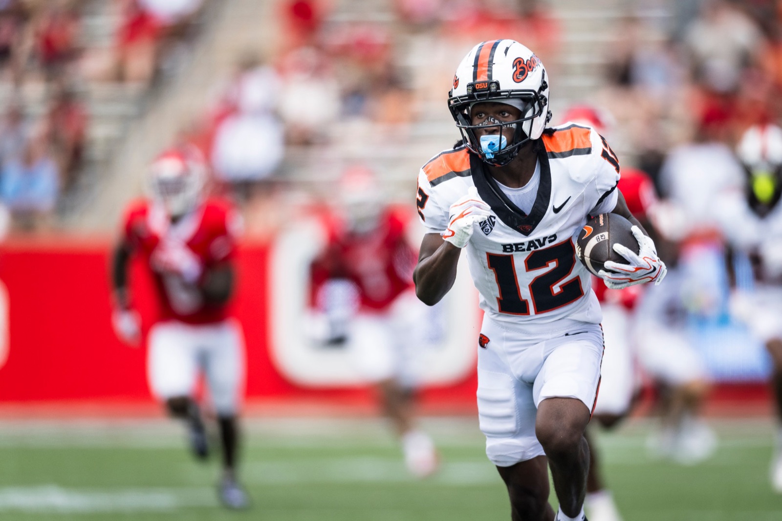 Jesse Legree running with the ball in Oregon State&rsquo;s white road uniform